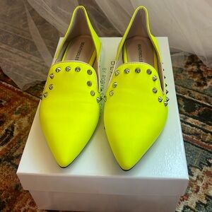 **SOLD**
Beautiisoles SADIE Neon Yellow Mule sz 7. TTS